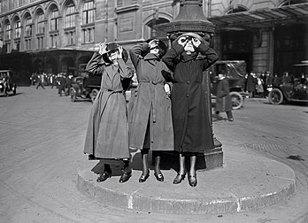 Três mulheres parisienses observando o eclipse solar de 8 de abril de 1921 na Cour du Havre, junto à Estação Saint-Lazare, Paris, França (definição 3 320 × 2 400)