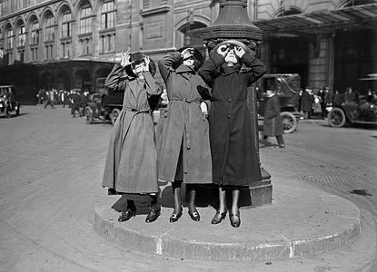 Три жене посматрају помрачење сунца у Паризу 21. априла 1921. године