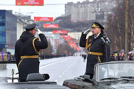 Александр Моисеев принимает военный парад в Мурманске, 9 мая 2023 г.