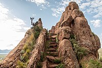 Auf der Hinterseite des Felsens über dem Schnitt befindliche Treppe