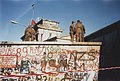 1989年11月、ベルリンの壁に上った国境警備隊兵士