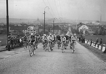 Před 150 lety, v srpnu 1869, proběhly u Lužánek vůbec první veřejné cyklistické závody v Brně. Snímek ovšem zachycuje výjezd cyklistů Olomouckou ulicí směrem na Gottwaldov při Závodu míru v květnu 1951.