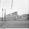 Blick von der Invalidenstraße auf die Trennwand zwischen der großen Halle und dem Erweiterungsbau. Das Hauptportal ist inzwischen abgerissen, Dezember 1958