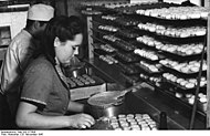 Hoạt động sản xuất kẹo tại cửa hàng bánh kẹo ở Berlin