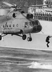 Attackdykare hoppar från helikopter Mil Mi-8 från marinflygflottilj 18 vid en uppvisning i Rostock 1979.