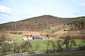 Warenberg mit Burgstall Wartberg aus westlicher Richtung, in Vordergrund Kosbrunn