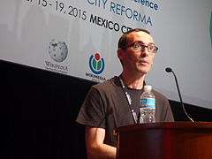 Cesar Rendueles durante su conferencia en Wikimania 2015 06.JPG