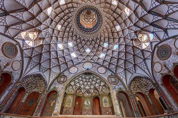 圖為位於伊朗卡尚的布魯杰迪宅邸室內庭園的華麗天花板。