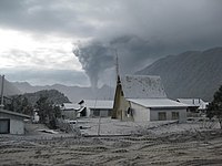噴發後兩個月的柴滕鎮與柴滕火山。 Macha Chile, 2008-06-28