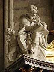 La statue de saint Matthieu, accompagné de son ange symbolique, orne le sommet gauche du retable de saint Joseph.