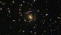 Арки вокруг SDSSJ0146-0929 представляют собой фрагменты кольца Эйнштейна.[24]