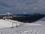 Pistas de esqui no Antillanca (grupo vulcânico), em segundo plano: