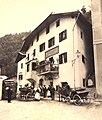 Scena di paese all'imbocco della Val Gardena nel 1890