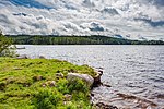 Dormen sedd från Hummelbo med vindkraftparken på Högtjärnsklack i bakgrunden.