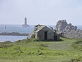 Refuge sur la dune de Saint-Gonvel et phare du Four (ce dernier en Porspoder).