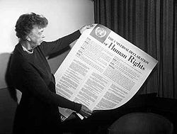 Eleanor Roosevelt exibe cartaz contendo a Declaração Universal dos Direitos Humanos (1949).