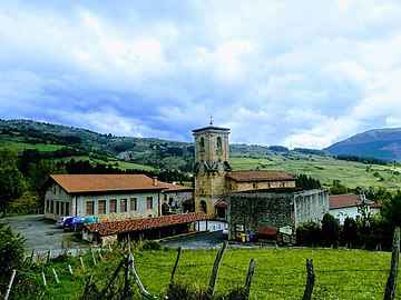 Elizondo, herrigune den auzoa, San Migel goiangeruaren elizarekin.