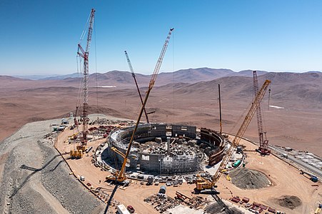 Le socle en béton sur lequel doit reposer le dome du télescope en voie d'achèvement en novembre 2022.