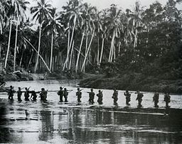 En patrull med amerikanska marinkårssoldater korsar Matanikau River på Guadalcanal i september 1942.