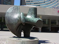Three Way Piece No. 2 (The Archer) (1964-1965) - brons -, bij het stadhuis van Toronto