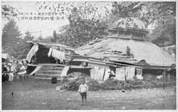 1923年、関東大震災で倒壊した音楽堂。避難者やその洗濯物も見える。