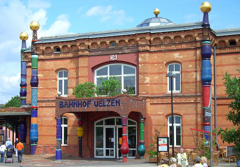 [Bild: 800px-Hundertwasserbahnhof-Uelzen.jpg]