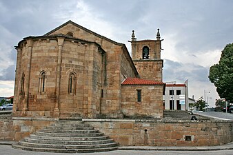 The 12th-century-built Church of Armamar already has a semi-circular apse.