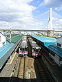 Dua kereta Ou Main Line sedang berhenti di Stasiun Aomori.