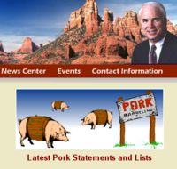 На верхній половині — зображення Маккейна на фоні червоних скель Аризони; внизу — ілюстрація з поросятами в діжках. Сайт Маккейна у 2003-2006 так демонстрував свою заклопотаність щодо зазіхань на бюджетне корито