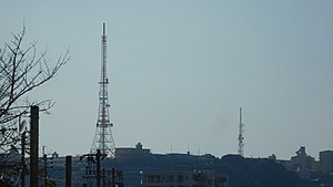 紫原の送信所群。左がNHK総合・教育（Eテレ）、MBC（テレビ・FM補完中継局）、KKB、FM鹿児島。右がKTS、KYT、鹿児島シティFM（2017年11月撮影）