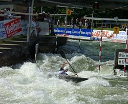Koskipujottelija lähestymässä vastavirtaporttia 7 ( Maailmancup 2002, Naisten semifinaali, Augsburg, Saksa).