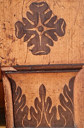Detail an einem Warenschrank aus dem 19. Jahrhundert in Form einer Rosette und Palmette (Intarsien)