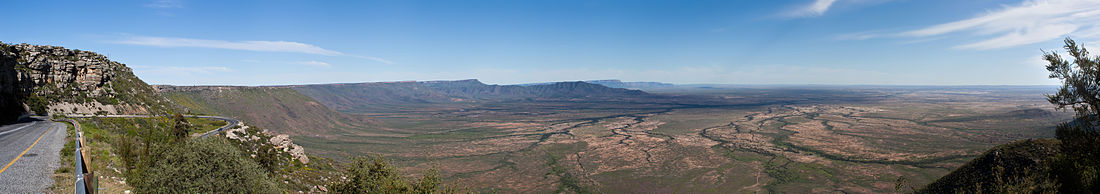 Die Knersvlakte vanaf die Vanrhynspas, met die Oorlogskloof-natuurreservaat in die verte.