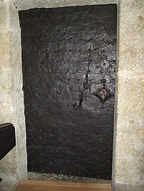 Dörren till sakristian. Dörrhandtaget är utformat som en drake som dräps av St. Göran.