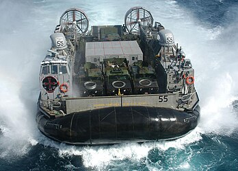 LCAC-55, uma lancha de desembarque aerodeslizante (LCAC) da Marinha dos Estados Unidos, realiza manobras no golfo Pérsico. (definição 2 100 × 1 500)