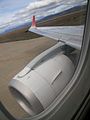 Vista d'una ala y una turbina d'un Embraer 190 d'Austral Líneas Aéreas nel Aeropuertu Internacional Malvines Arxentines.