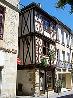 Maison à pans de bois et encorbellement, rue Armand-Caduc (mai 2009).