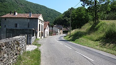 Entrée du village en venant de Saint-Girons par la rive gauche.