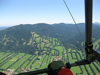 Краєвид живої огорожі в регіоні Ізарвінкель в Баварських Альпах в федеральній землі Баварія (Німеччина)