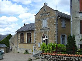The town hall in Chalaux