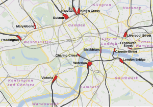 Die Londoner Fernbahnhöfe gruppieren sich um das Stadtzentrum mit den Bezirken Camden und City of Westminster und der City of London und werden auf der Schiene vorrangig durch die Underground verbunden