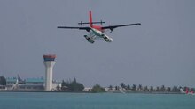 Файл: Maldivian DHC-6 Twin Otter water landing.webm