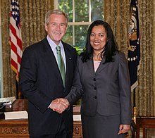 וייגה עם נשיא ארצות הברית ג'ורג' בוש, במעמד הגשת כתב האמנתה כשגרירה