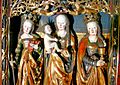 Der Mittelschrein des Marienaltars. Links die hl. Katharina (mit Bibel und Schwert), in der Mitte Maria mit dem Jesuskind, rechts die hl. Barbara (mit Kelch)