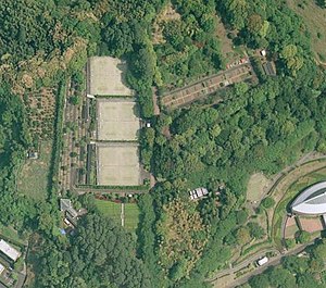 2009年5月1日の航空写真。テニスコート（中央）を囲むように見本園（左）、温室（左下）、圃場（右上）が設置されている
