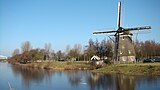 Molen De 1100 Roe, gezien vanaf het Ma Braunpad. Achter de molen liggen het Herman Bonpad en de sportvelden.