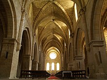 Photographie couleur de l'intérieur d'une église gothique