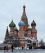 Храм Василия Блаженного, построенный в период с 1555 по 1561 год на Красной площади в Москве, с необычными луковичными куполами, окрашенными в яркие цвета