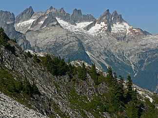 Mount Terror (linke Gipfelkette), Inspiration Peak (Mitte) und McMillan Spires (recht in der Mitte) von Süden