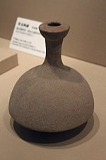 Flacon de terre cuite grise fine à col long et étroit de type ping, sans décor. Beishouling-Banpo. Musée du Shaanxi[N 1]